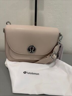 💋lululemon athletica cream Leather alternative Crossbody Bag